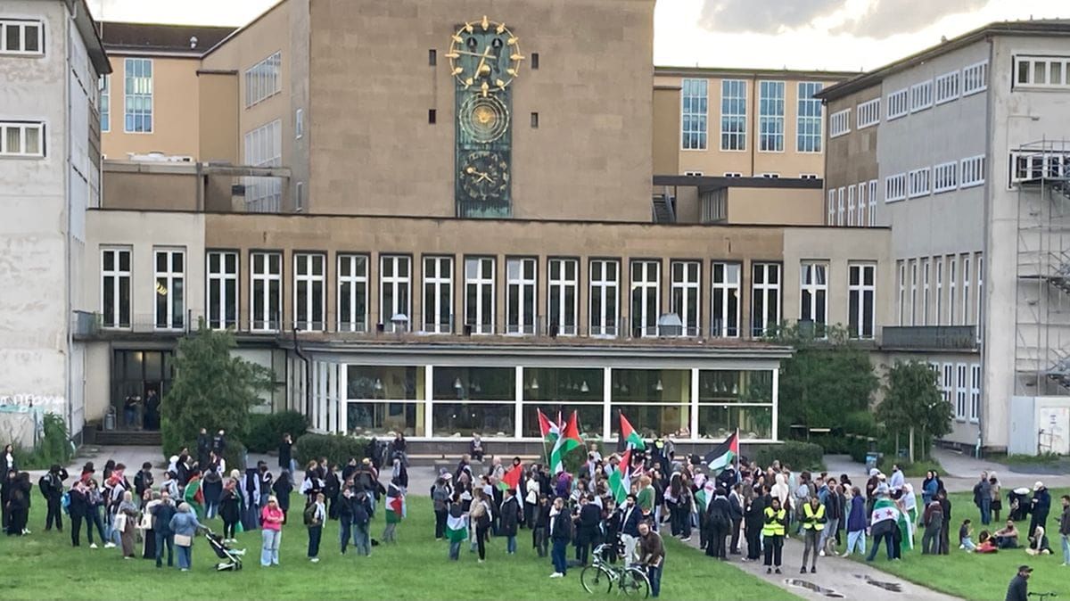 Köln: Anti-Israel-Protestcamp startet mit Drohungen und Gebet vor Kölner Uni