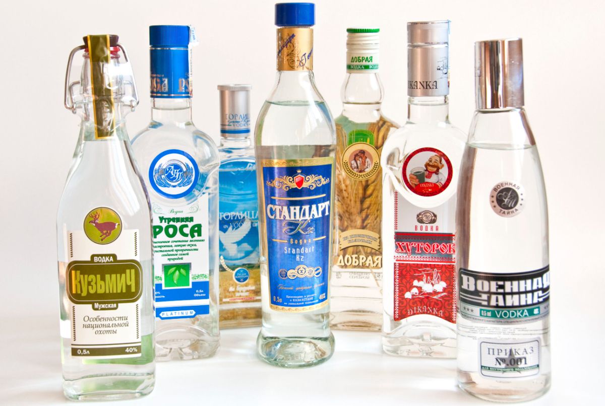 Русскую водку снимают с магазинов и баров в США и Канаде