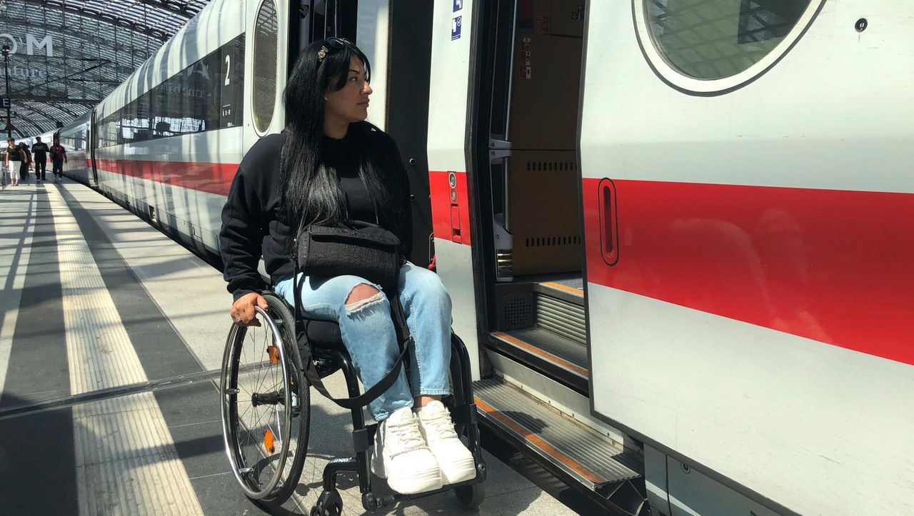 Reisen im Rollstuhl: Sängerin Panah kritisiert Deutsche Bahn
