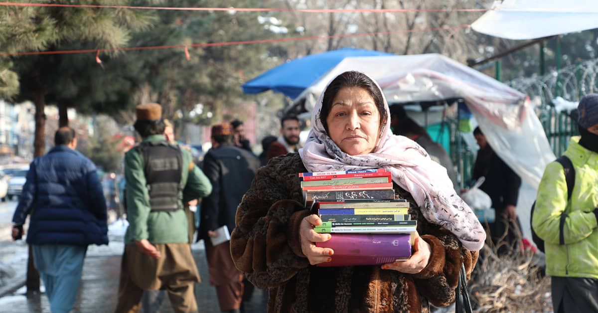 Rahapula ajaa naisia epätoivon partaalle Kabulissa - "Ehkä joudun pian myymään lapseni", sanoo neljän lapsen yksinhuoltaja Ylelle