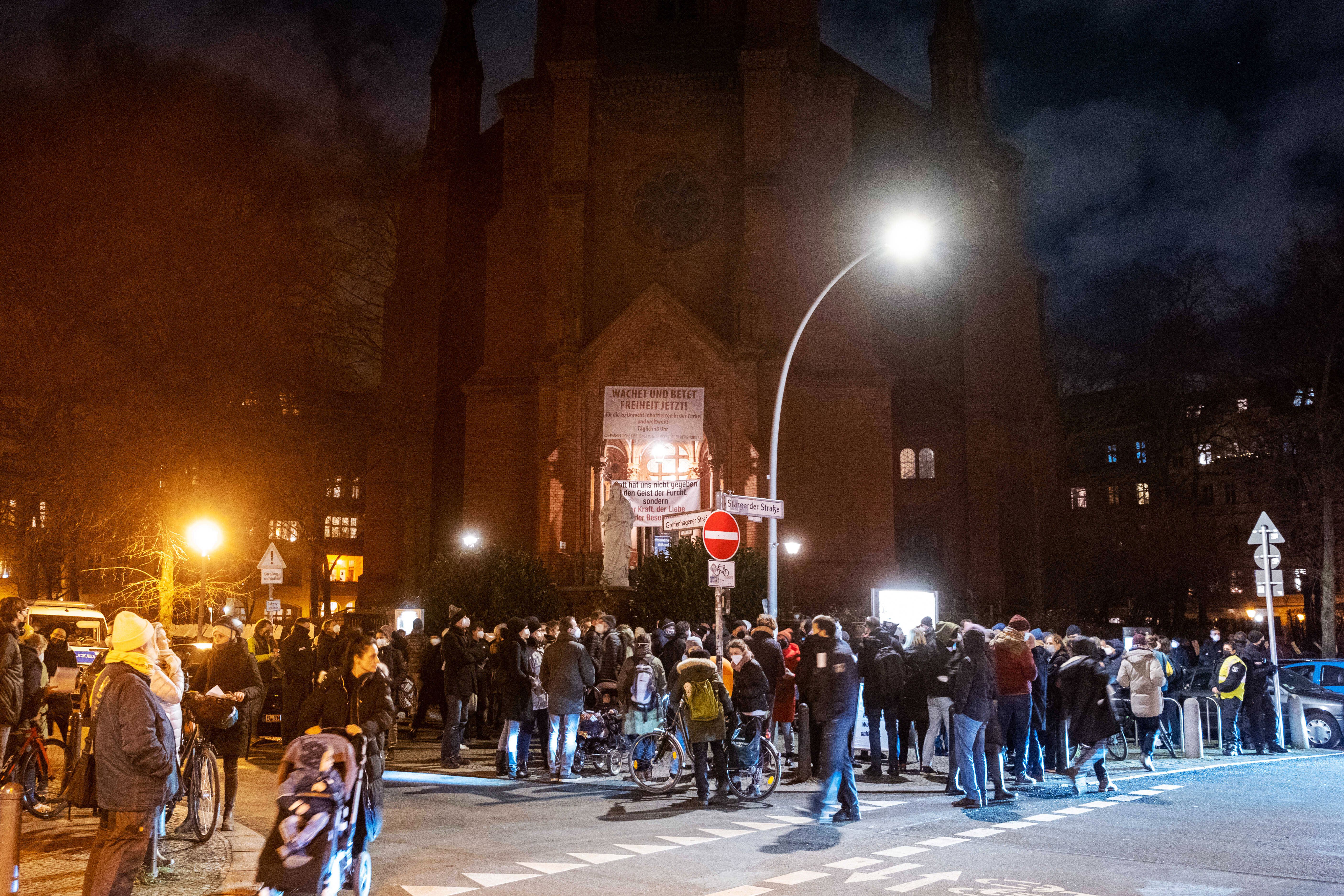 Corona-Proteste vor Berliner Gethsemanekirche - Gemeinde wehrt sich gegen Vereinnahmung