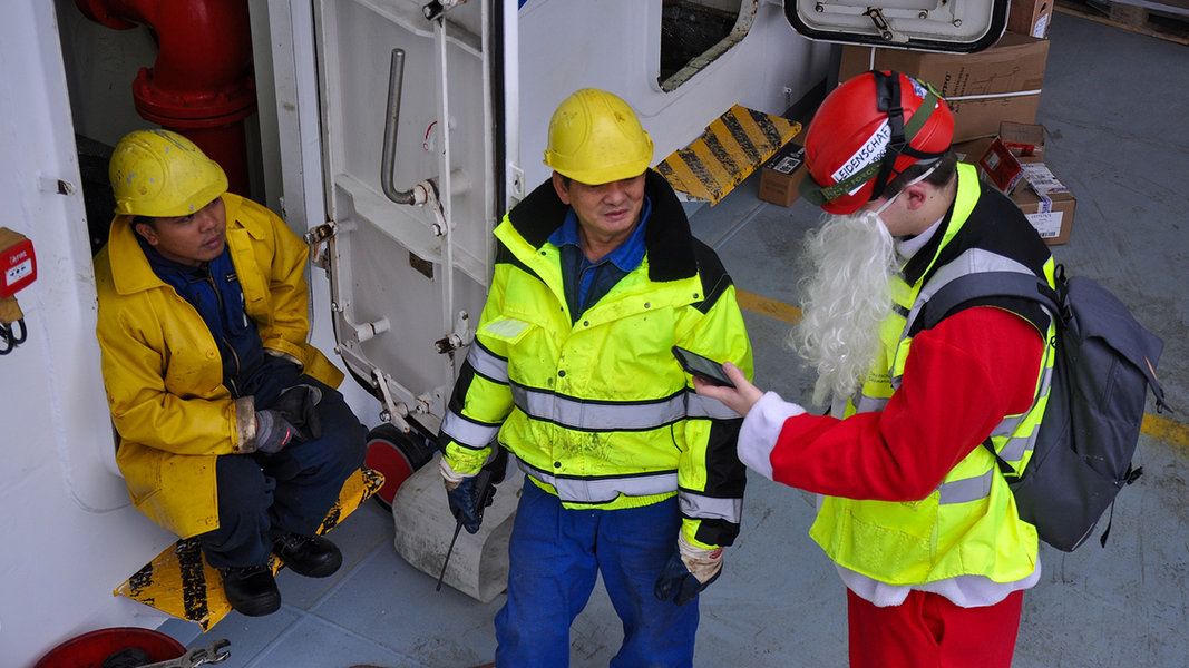 Seemannsmission verteilt Weihnachtsgeschenke an Seeleute