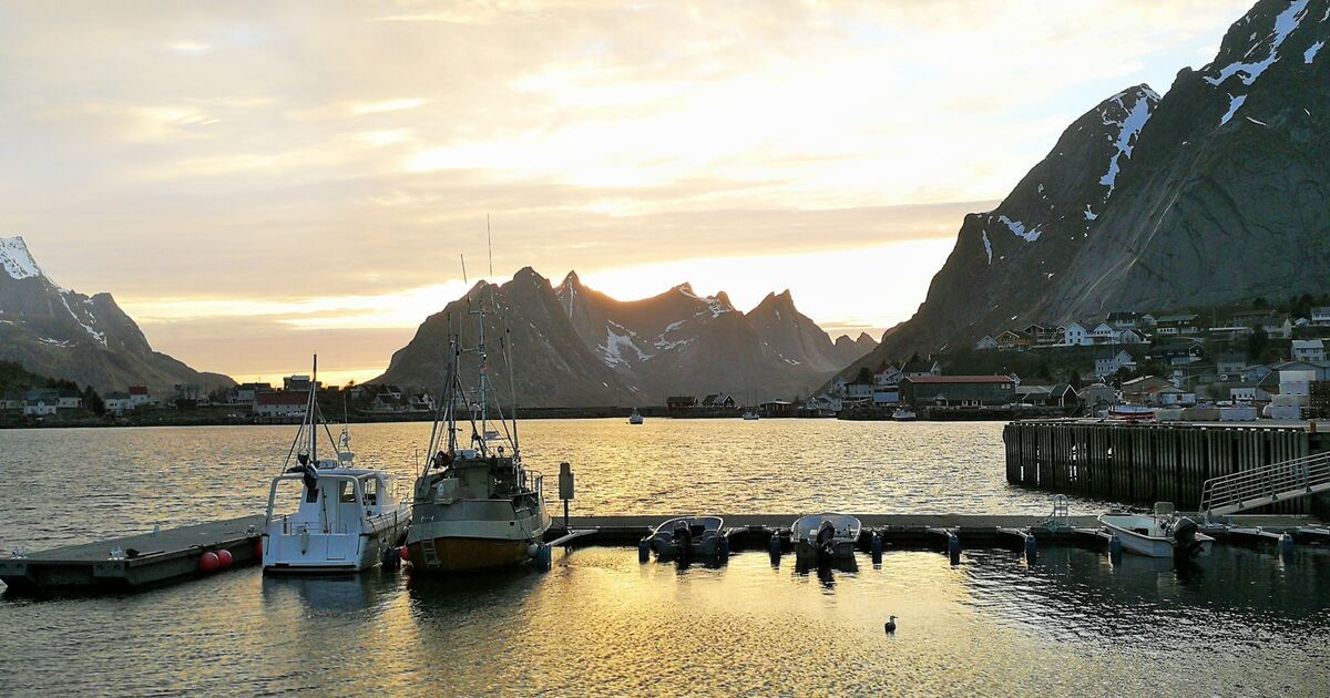 Mitten in der Nacht flutet Licht den Fjord