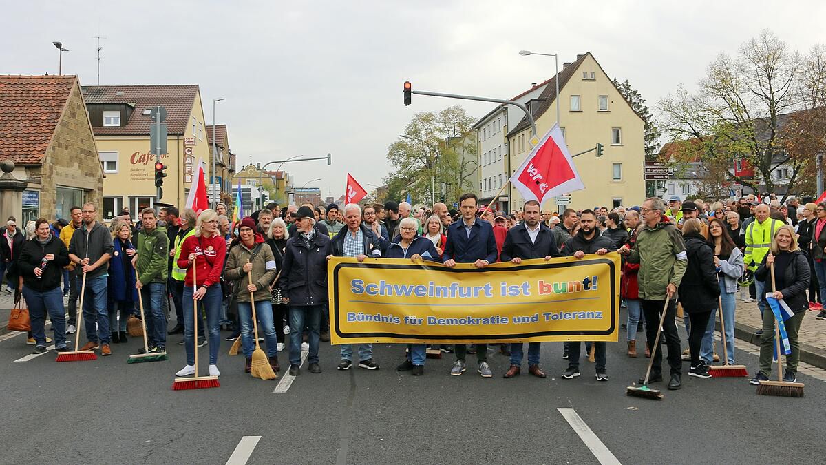 Gegen Rechtsextreme : Hunderte Menschen protestierten im Schweinfurter Stadtteil Oberndorf gegen den 'III. Weg'