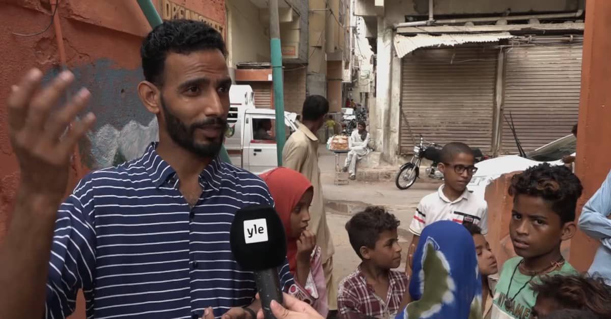 Pakistanin poliittinen kriisi uhkaa kiehua yli - Yle vieraili Karachin politisoituneessa slummissa, jonne edes poliisit eivät ennen uskaltautuneet