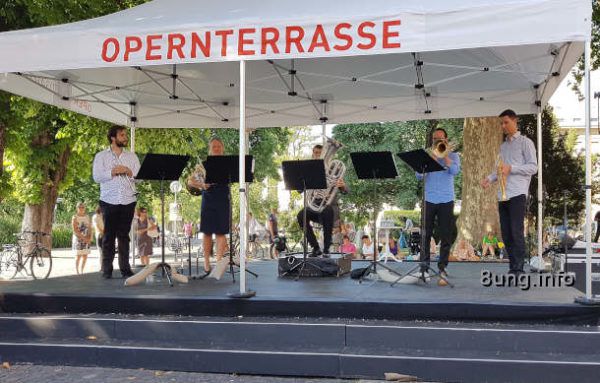 Musiker des Staatsorchesters Stuttgart vor dem Opernhaus