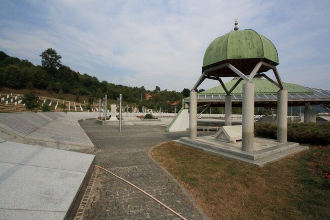 In Bosnien stehen viele Gedenkstätten, wie diese auf dem Bild, die an die Opfer des Bürgerkrieges erinnern. Ratko Mladić ist einer der Mittäter:innen des Massakers. Seine Geschichte bildet den Kern der Dokumentation. | (c) pixabay