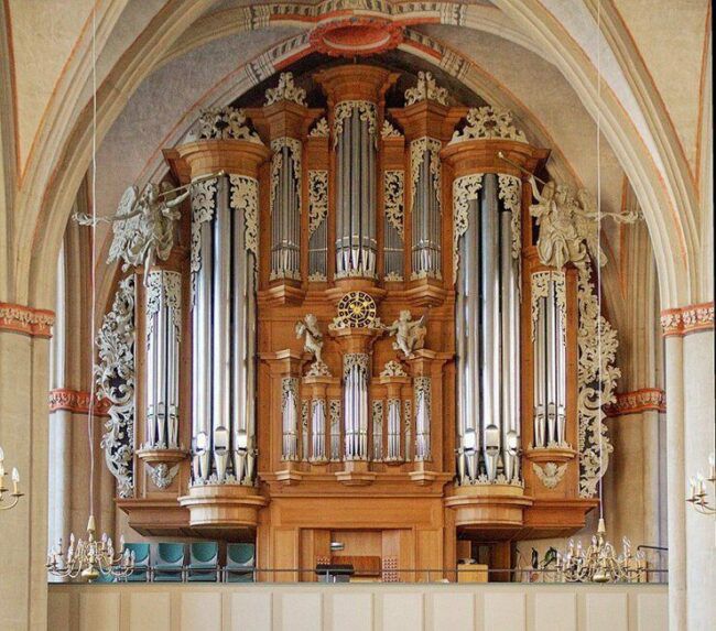 Normalerweise sorgt die Schuke-Orgel, in der Lutherischer Pfarrkirche Marburg, für die musikalische Begleitung. Aber für die Festkonzerte und den Festakt der Marburger Schlosskonzerte rücken andere Konzertstars in den Vordergrund. (c) Wikimedia Commons Tilmann Spaeth
