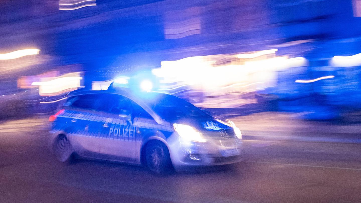 Sachsen: Geisterfahrerin wird von der Polizei gestoppt, dann schnappt sie sich das Polizeiauto und rast davon