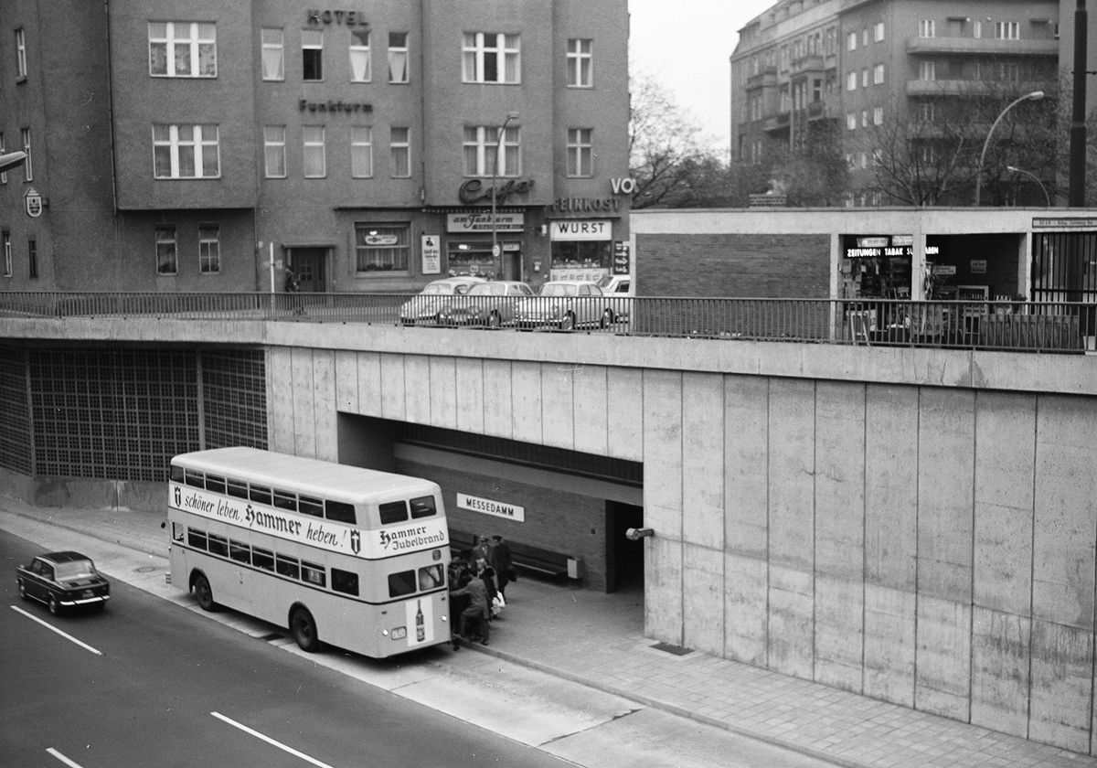 Übergangsräume – Die Bushaltestellen auf der Berliner Stadtautobahn