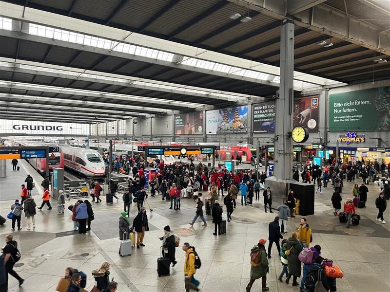 Weihnachtsverkehr am Münchner Hauptbahnhof und Flughafen