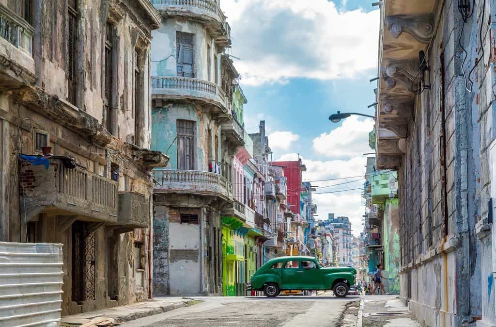 CHASING ALVARO: A walk through Habana Vieja