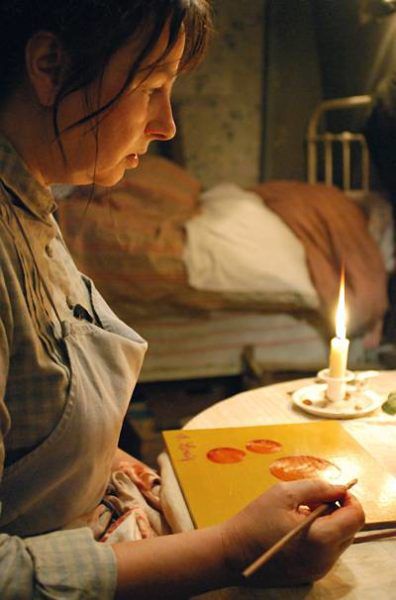 Zur ARTE-Sendung Séraphine Tagsüber schrubbt Séraphine (Yolande Moreau) Böden, kocht und wäscht für wenig Geld. Nachts malt sie bei Kerzenschein Bilder aus Farben, die sie aus der Natur gewinnt. © Diaphana Films Foto: ARTE France