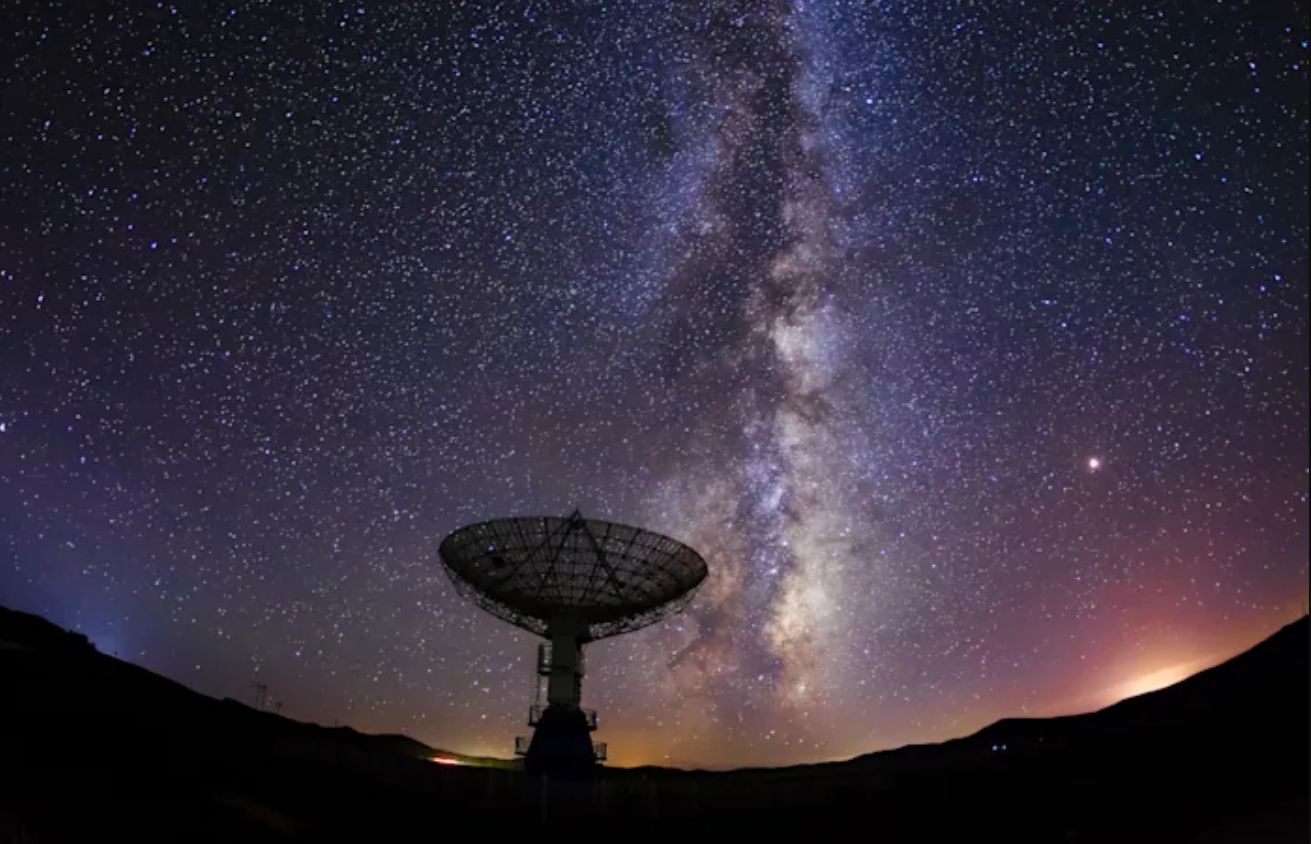 Радиотелескопы и Млечный Путь ночью