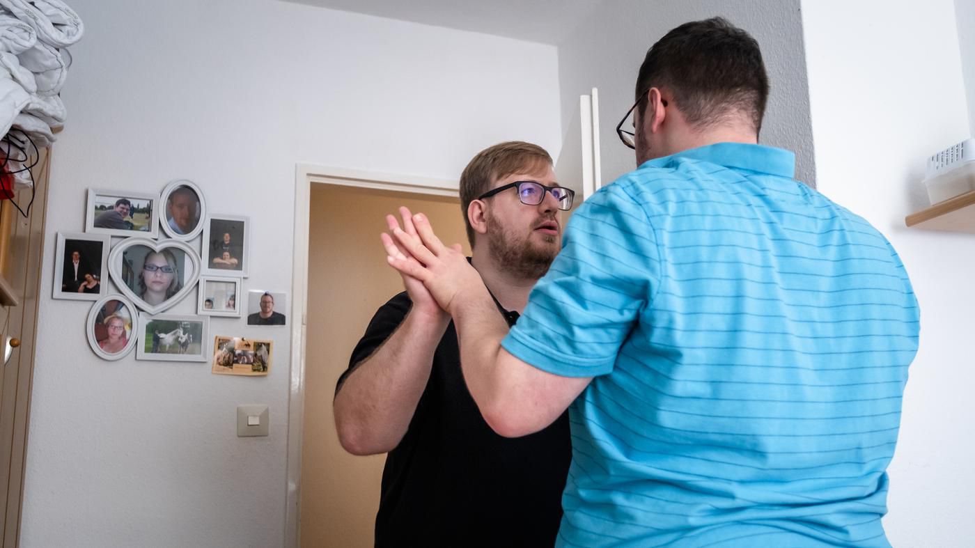 Alltag autistischer Brüder: Zwei Kämpfer in einer behindertenfeindlichen Gesellschaft