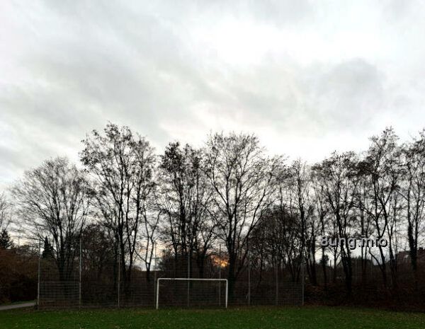 graue Wolken, Bäume ohne Blätter, Sportplatz