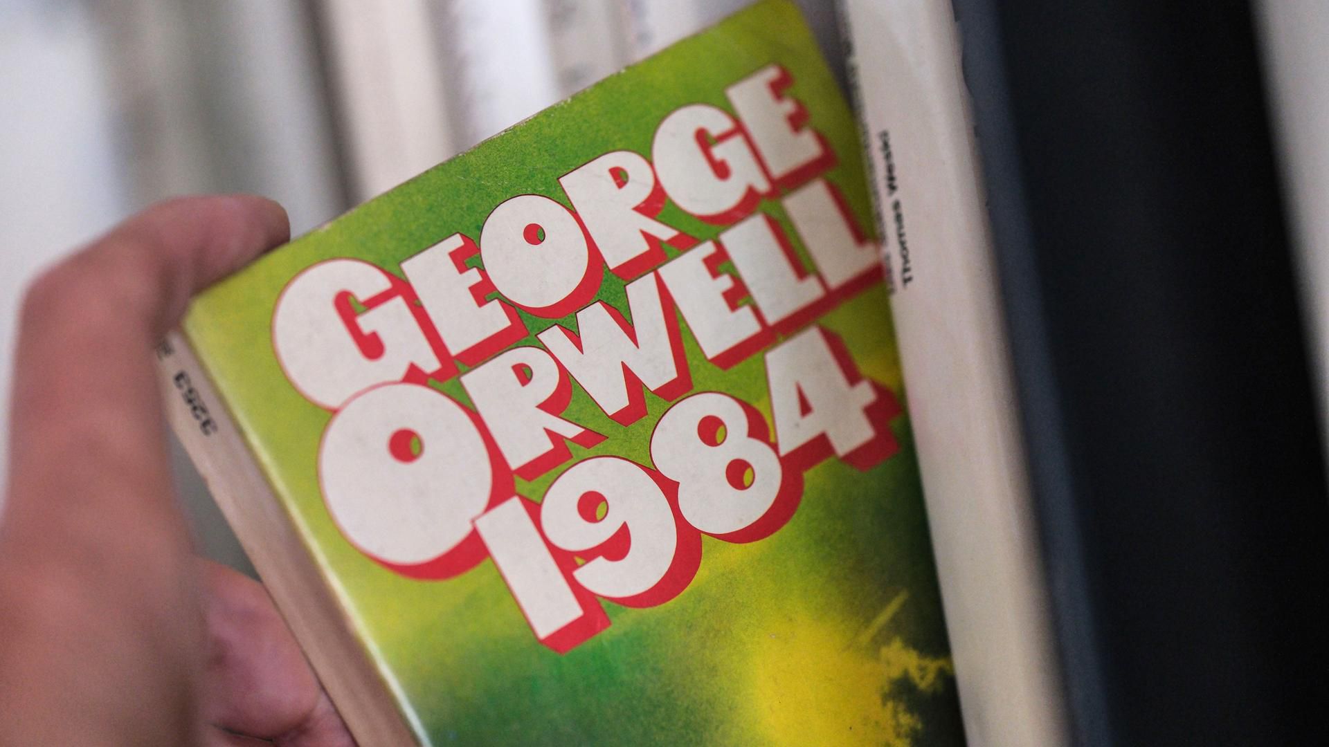 1984 von George Orwell: Eine Warnung vor totalitären Regimen