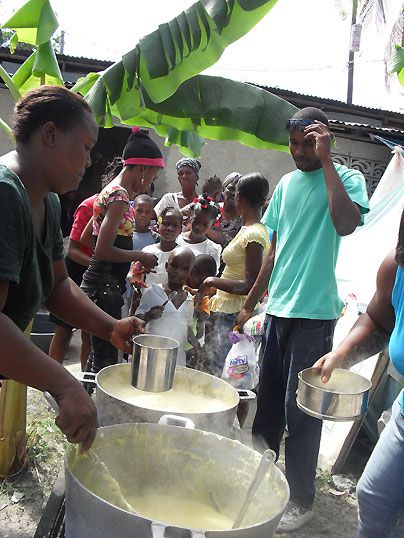 Essensausgabe in einem SOS Gemeindezentrum: Haiti