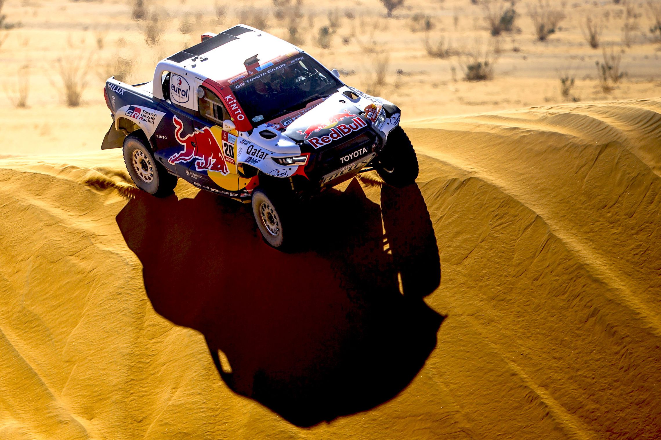 Colin-on-Cars -  Proudly SA Hilux 164 km away from victory as bike lead changes