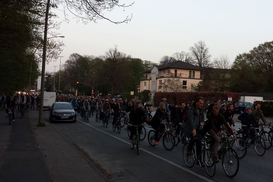 "Critical Mass" radelt durch Eimsbüttel