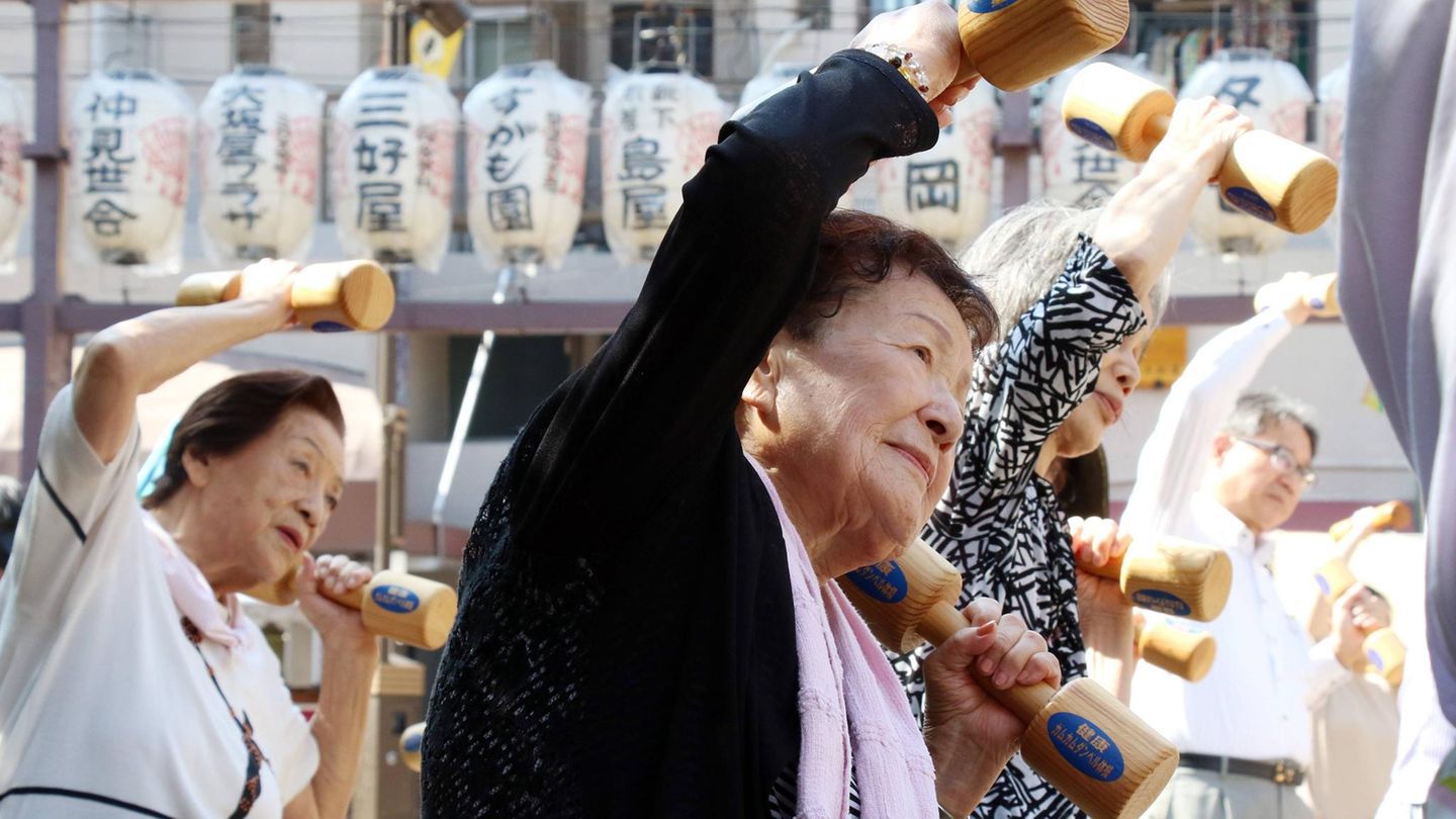 Ein Professor schlug Massensuizid für alte Menschen in Japan vor. Warum solch krude Ideen dort Zuspruch finden