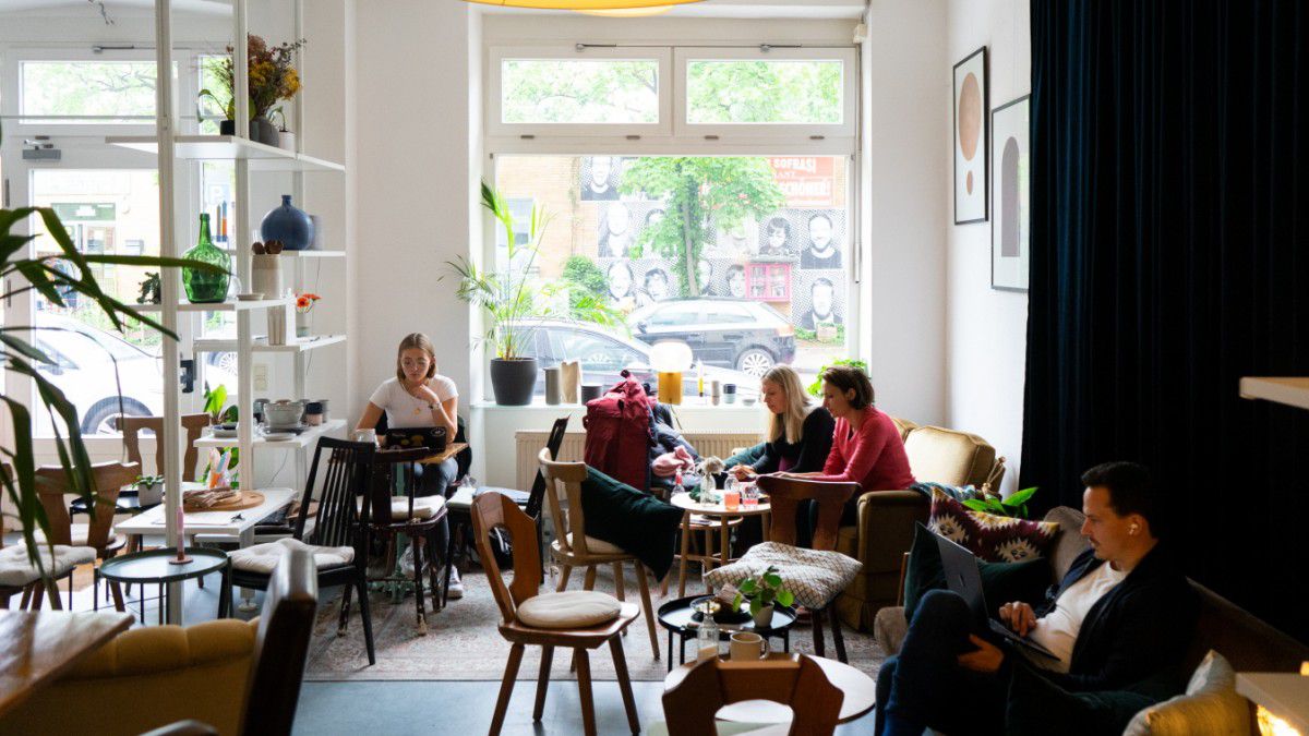 Café Fika im Westend: Kaffee trinken und Möbel einkaufen