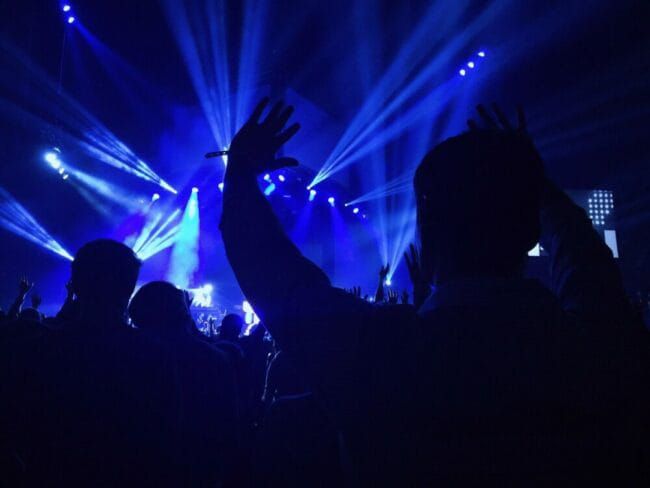 Party - Club - Konzert - DJ Set - Archivfoto (c) Free-Photos auf Pixabay