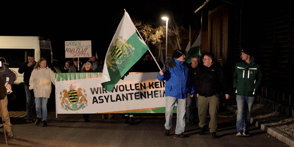 Flüchtlingsfeindliche Demo in Sachsen: Parolen und Pfefferspray