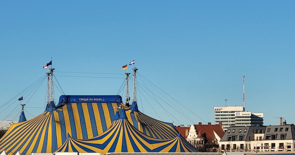 English: Cirque du Soleil "curious"