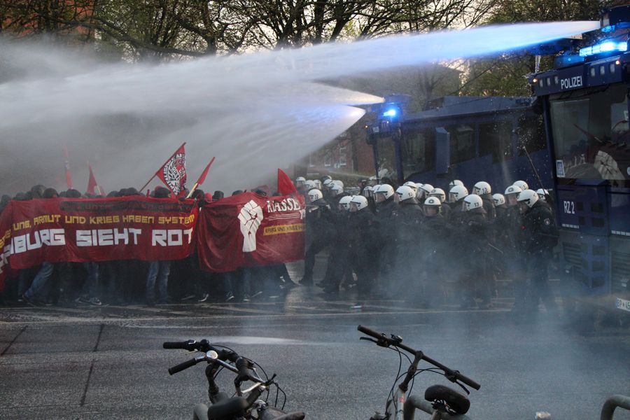 Wasserwerfereinsatz an der Emilienstraße 