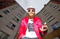 Vom Plattenbau zum Plattenteller Berlins Hip Hop-Spavogel MC Fitti