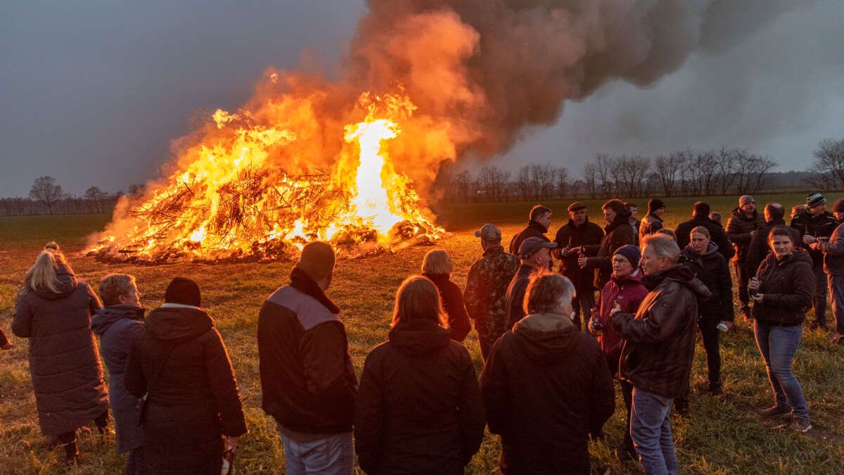 Osterfeuer der Dorfgemeinschaft Holler-Neuenwege: Vier Meter hohe Flammen lodern in Wüsting