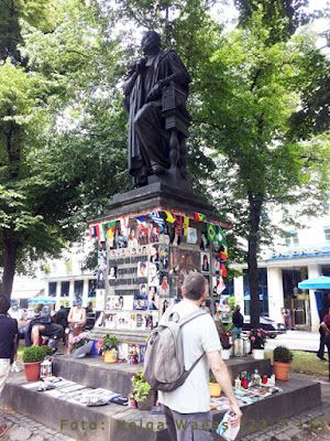 Munich - Promenadeplatz: Michael Jackson and Orlando di Lasso monument