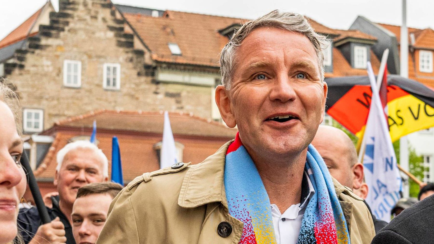 Höhenflug der extremen Rechten: Wer klatscht so laut für die AfD?