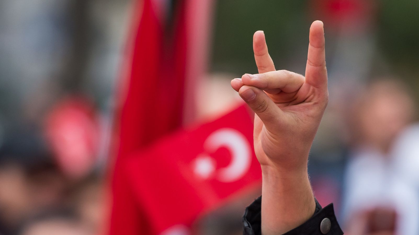 Wolfsgruß auf Erdoğan-Feier: Türkische Rechtsextreme in Bayern
