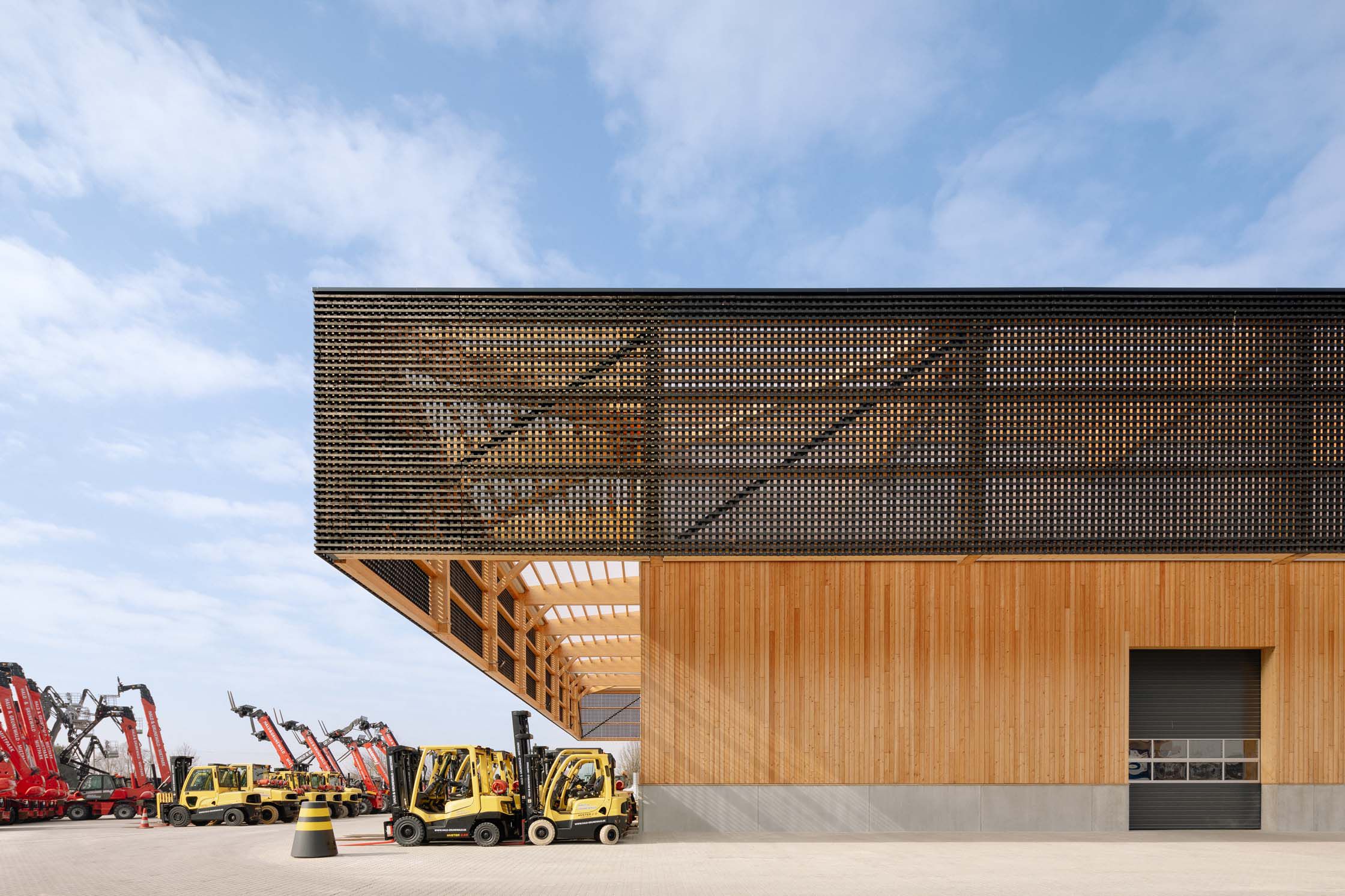 Firmenzentrale und Betriebsstätte in Holzbauweise: Der “Holzhut” von rundzwei Architekten