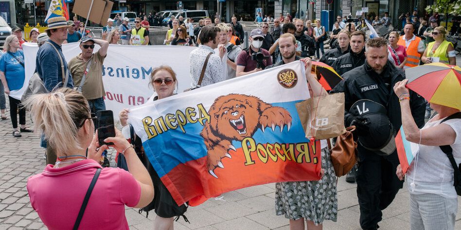 Pro-Russische Kundgebung: Mini-Demo für Putins Krieg