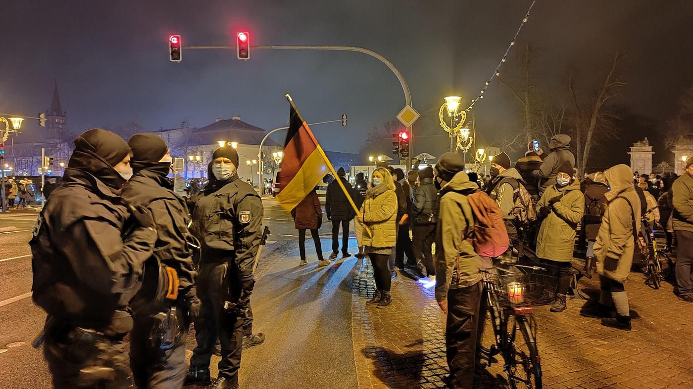 Proteste in Brandenburg: Coronademonstranten hadern mit Rechtsextremen bei ihrer Kundgebung