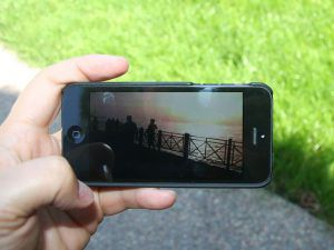 Filmen mit dem Smartphone ist jederzeit und überall möglich. Bild:  Intel Free Press, Mobile Video on Apple iPhone 5, CC BY-SA 2.0 