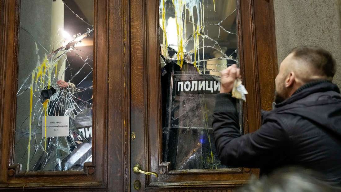 Tausende Demonstranten fordern Neuwahlen in Serbien - und legen Belgrad lahm