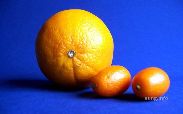 3 Orangen vor blauem Hintergrund