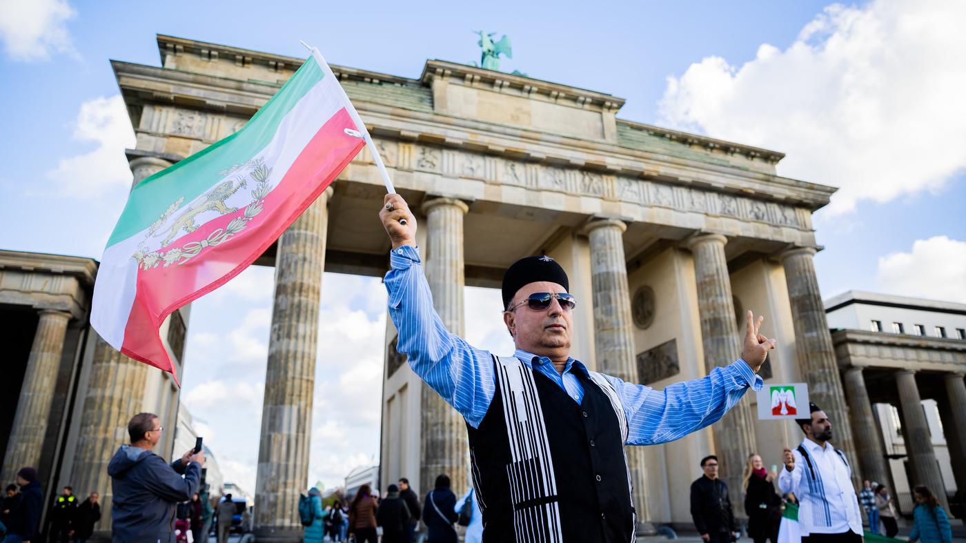 „Weg, weg, weg, die Mullahs müssen weg": Kundgebungen zur Unterstützung der iranischen Protestbewegung in Berlin