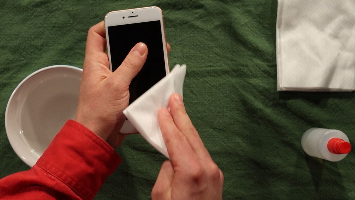 Keimschleuder in der Tasche: Wie man sein Smartphone richtig desinfiziert