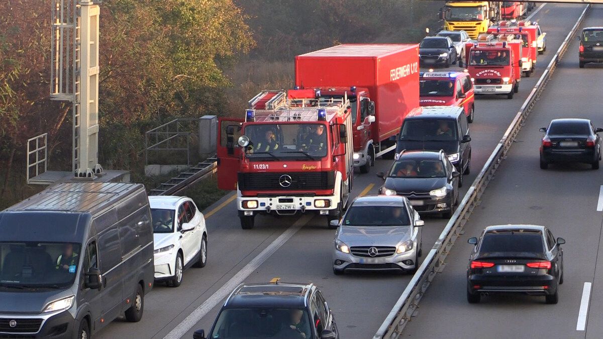 Keine Rettungsgasse: Einsatzkräfte müssen zu Unfall auf A9 bei Leipzig laufen