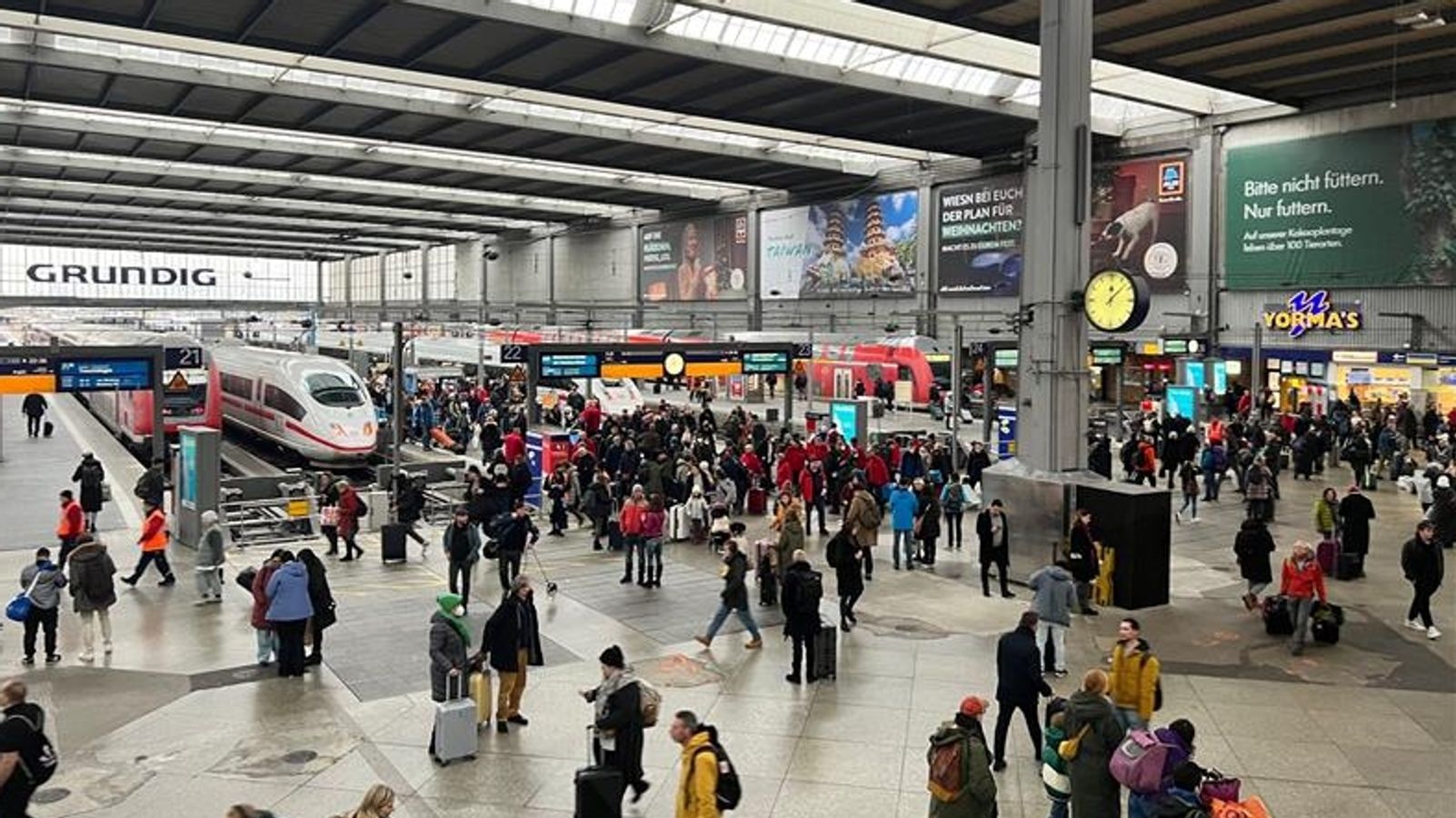 Weihnachtsverkehr am Münchner Hauptbahnhof und Flughafen
