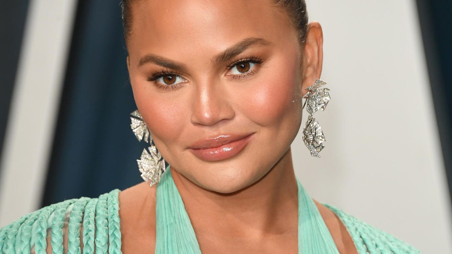 Auch Chrissy Teigen litt unter Wochenbettdepressionen: Ein Experte klärt auf