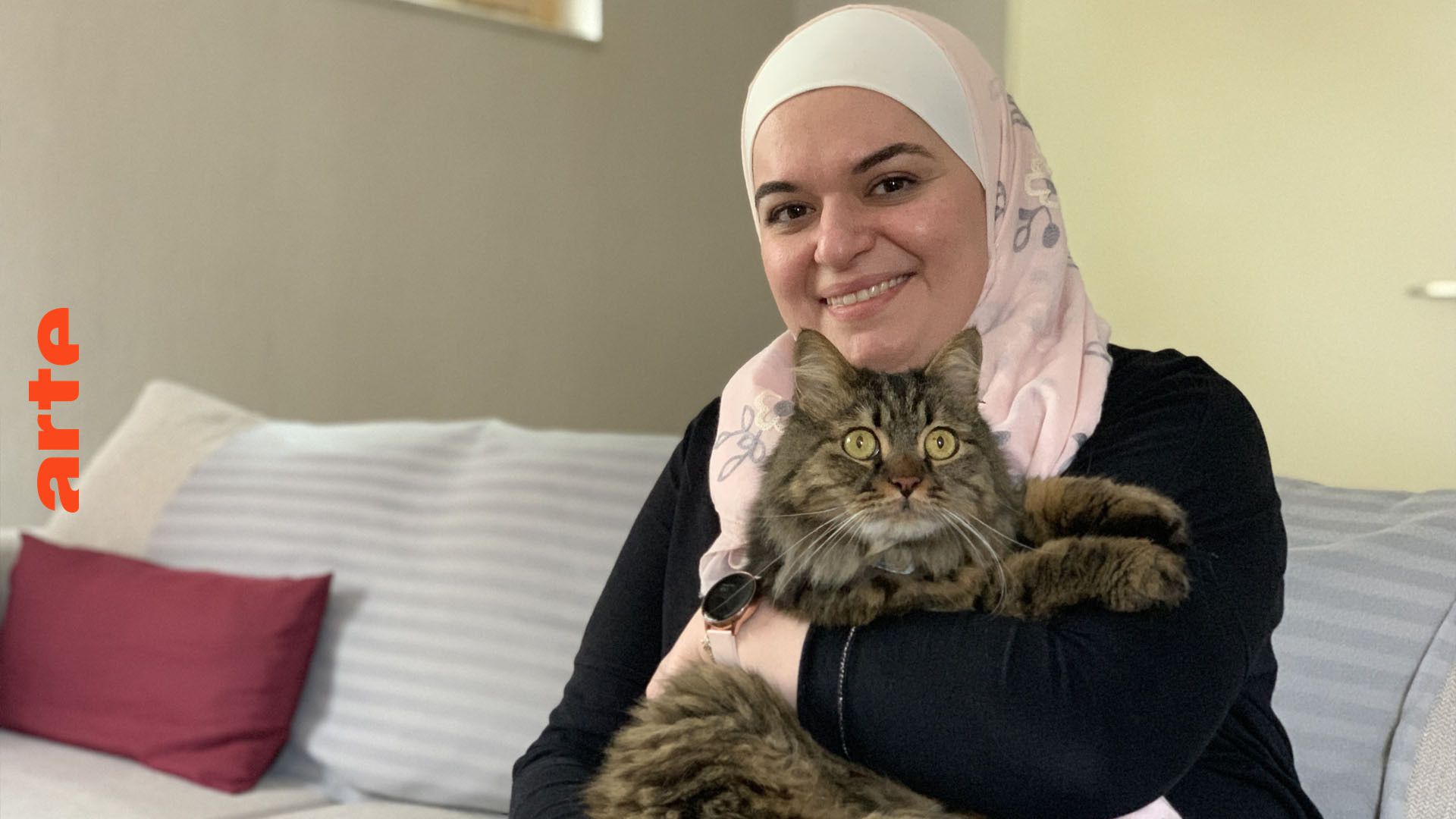 Recherche und Konzeption:
Re: Meine Katze aus Damaskus - Wie Geflüchtete ihre Haustiere wiedersehen - Die ganze Doku | ARTE