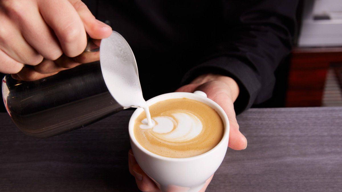 Cappuccino: So gelingt Milchschaum auch ohne Dampf und Aufschäumer