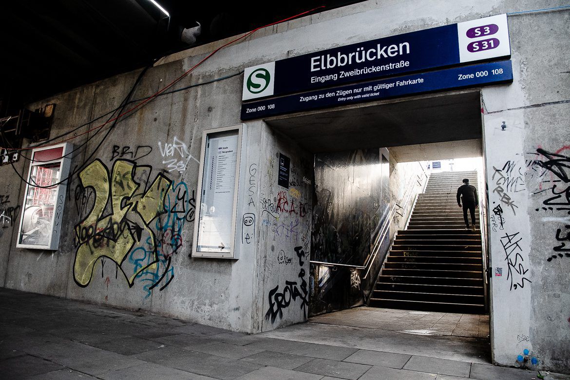 Nagelneu und schon verlottert: S-Bahnhöfe Elbbrücken und Ottensen