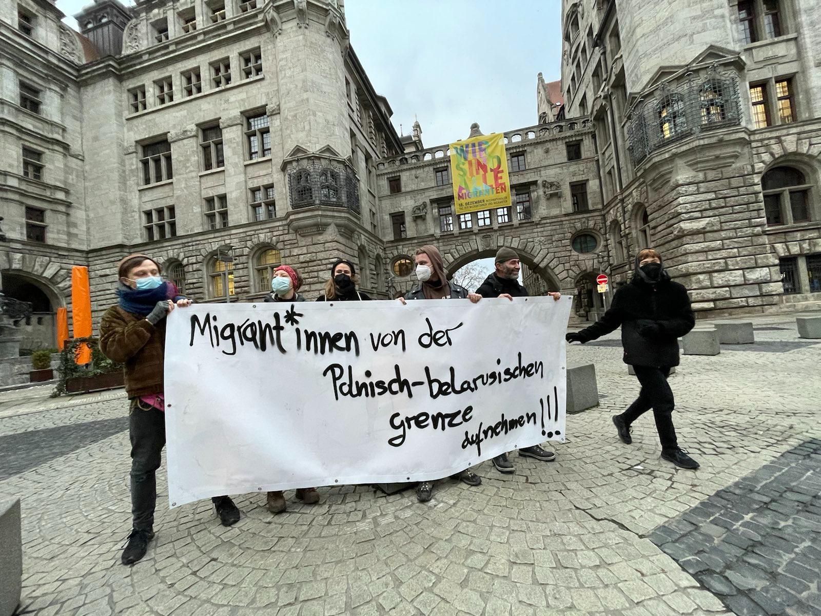 Tag der Migrantinnen und Migranten - Banner unter Protest 